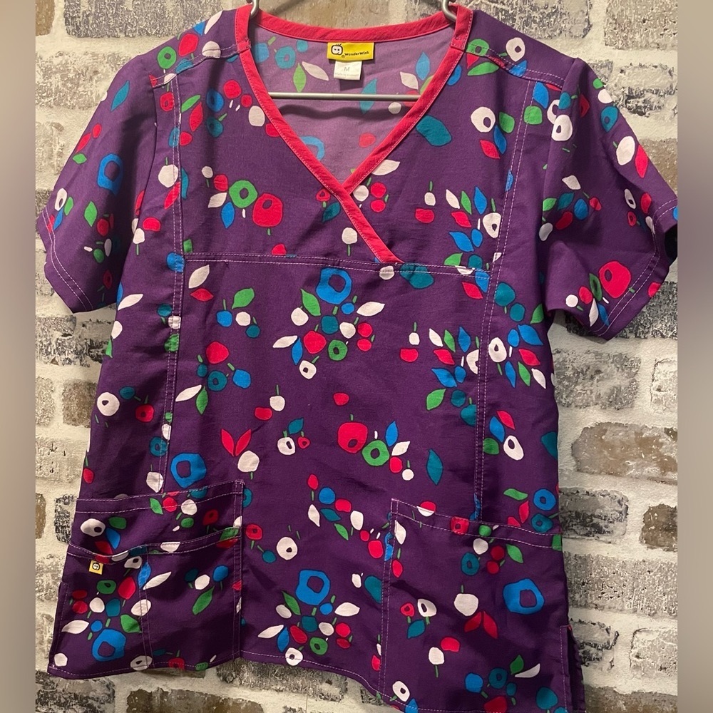 Wonder‎ Wink Women’s Scrub Top.